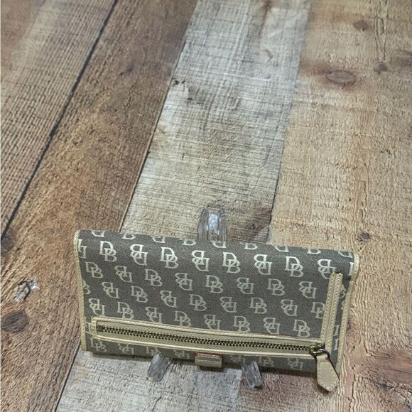 Dooney & Bourke Tan Monogrammed Canvas Logo Wallet Clutch - Picture 10 of 12